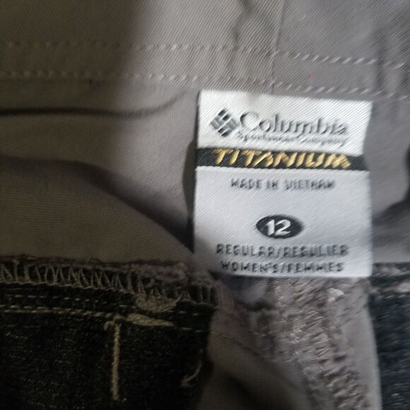 COLUMBIA Pants Women's Size 12 Gray Titanium Capris Hiking Outdoors Omni-Dri - Picture 9 of 10